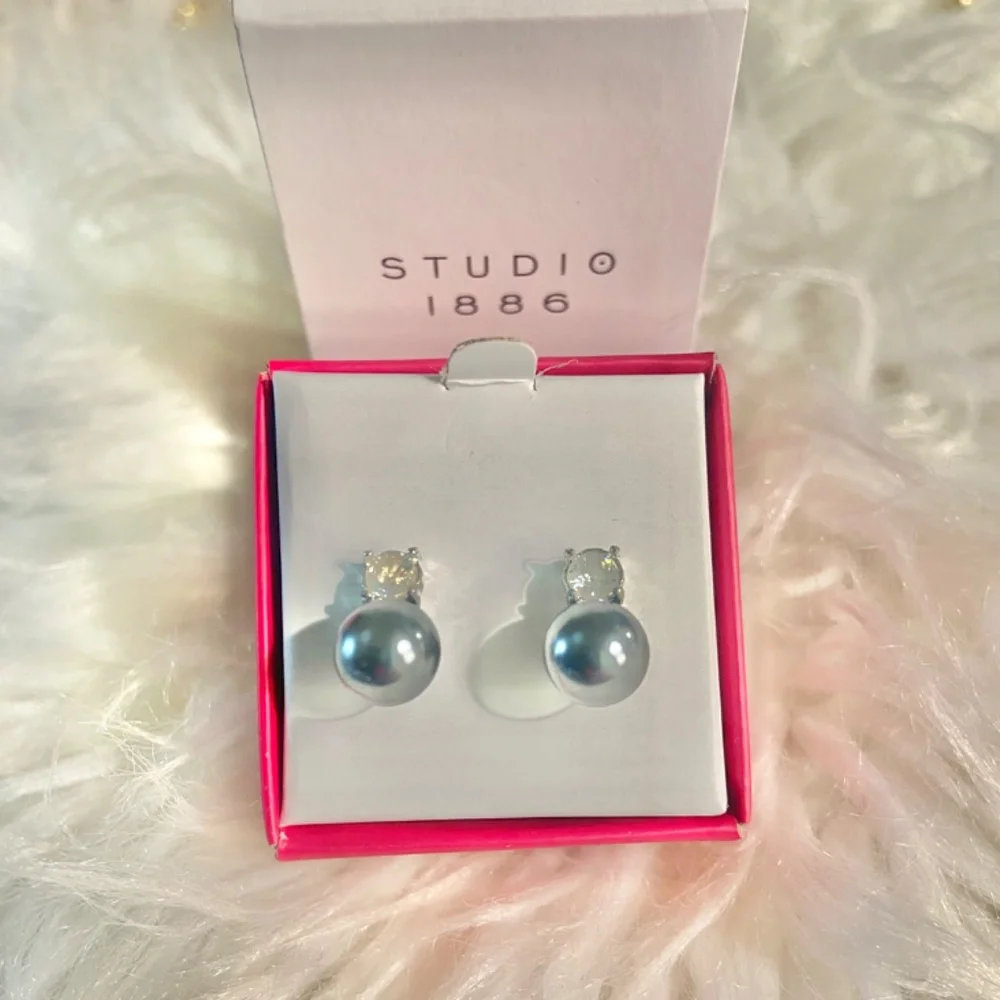 Avon Faux Pearl Earrings - Picture 2 of 4